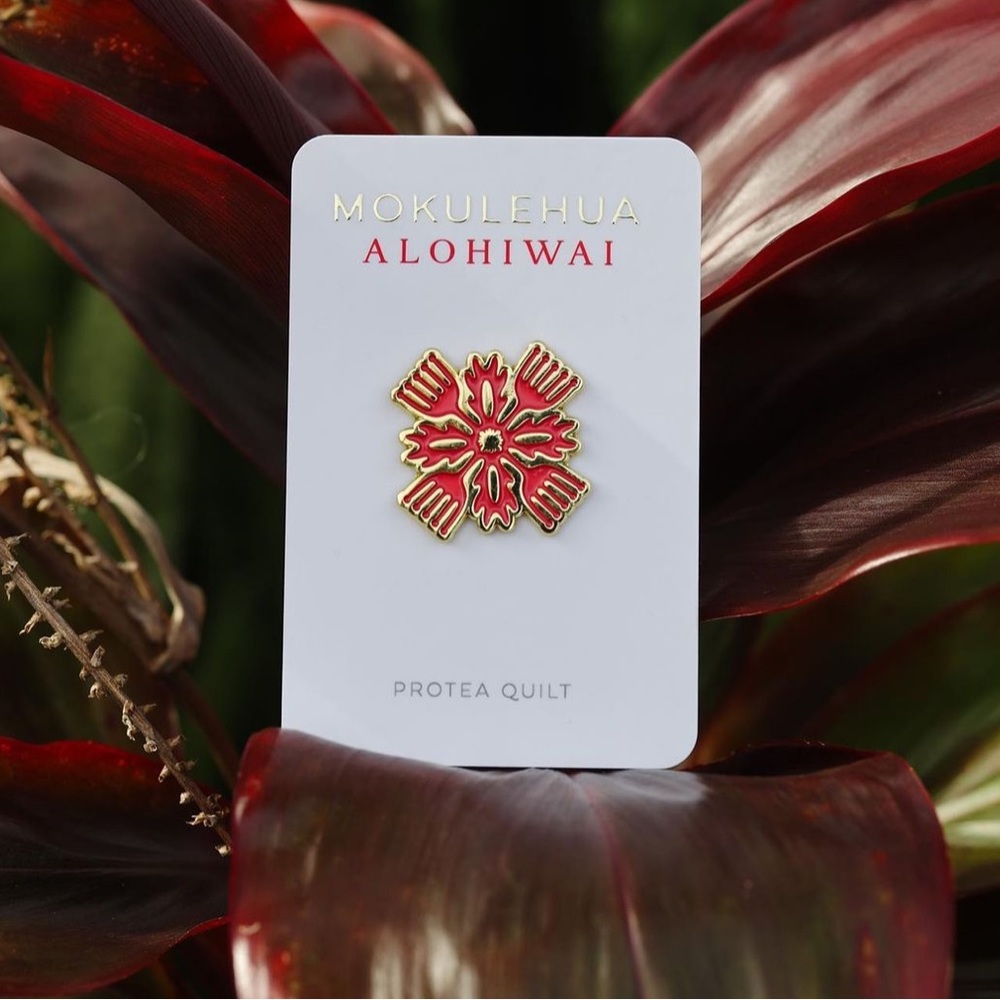Mokulehua Alohiwai Protea Quilt Pin